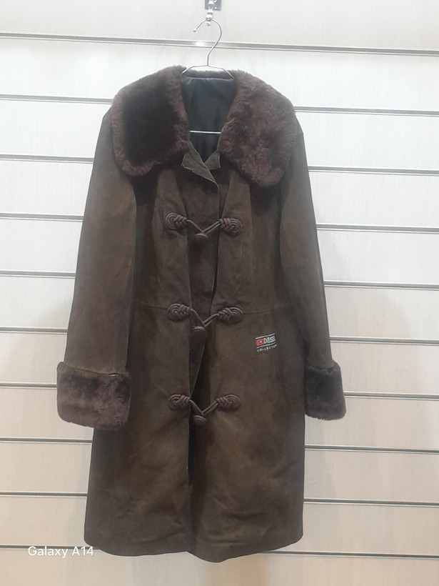 پالتو زنانه چرم جیر طبیعی یقه پوست گوسفندمیرینوس برند leather SAJADبادوام بسیار بالا