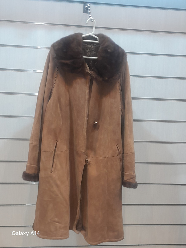 پالتو زنانه پوست بوفالو یقه مینگ اصلی برند leather SAJADدوام وگرما بسیار بالایی دارد