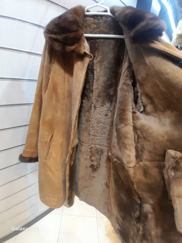پالتو زنانه پوست بوفالو یقه مینگ اصلی برند leather SAJADدوام وگرما بسیار بالایی دارد