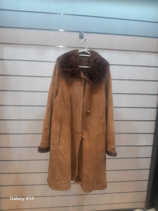 پالتو زنانه پوست بوفالو یقه مینگ اصلی برند leather SAJADدوام وگرما بسیار بالایی دارد