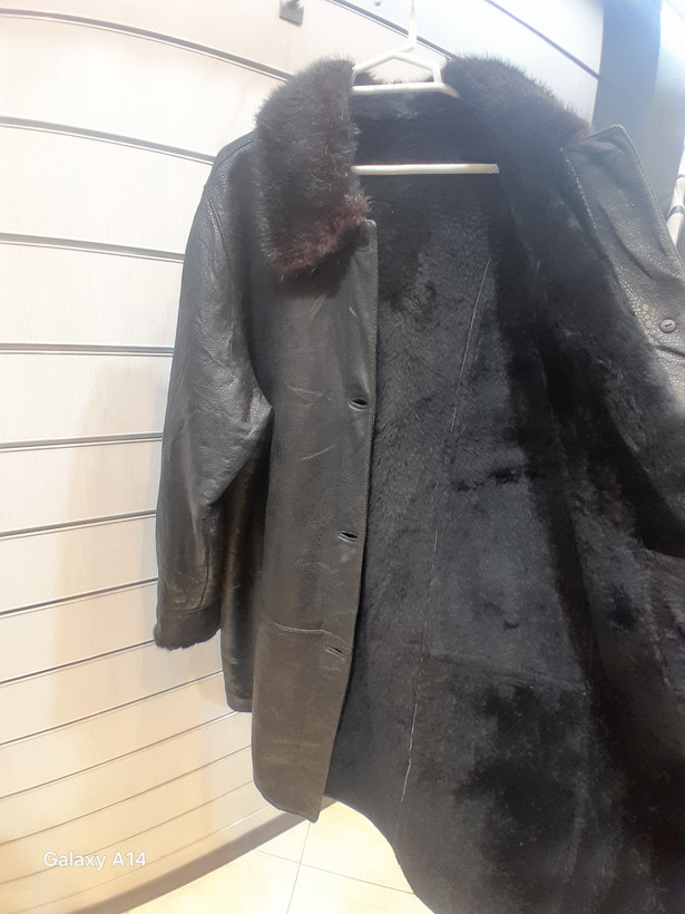 پالتو یونیسکس پوست بوفالو یقه پوست سمور اصلی برند leather SAJADگرماودوام بسیار بالایی دارد