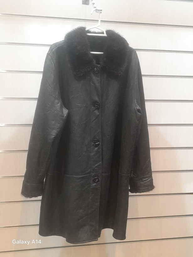 پالتو یونیسکس پوست بوفالو یقه پوست سمور اصلی برند leather SAJADگرماودوام بسیار بالایی دارد