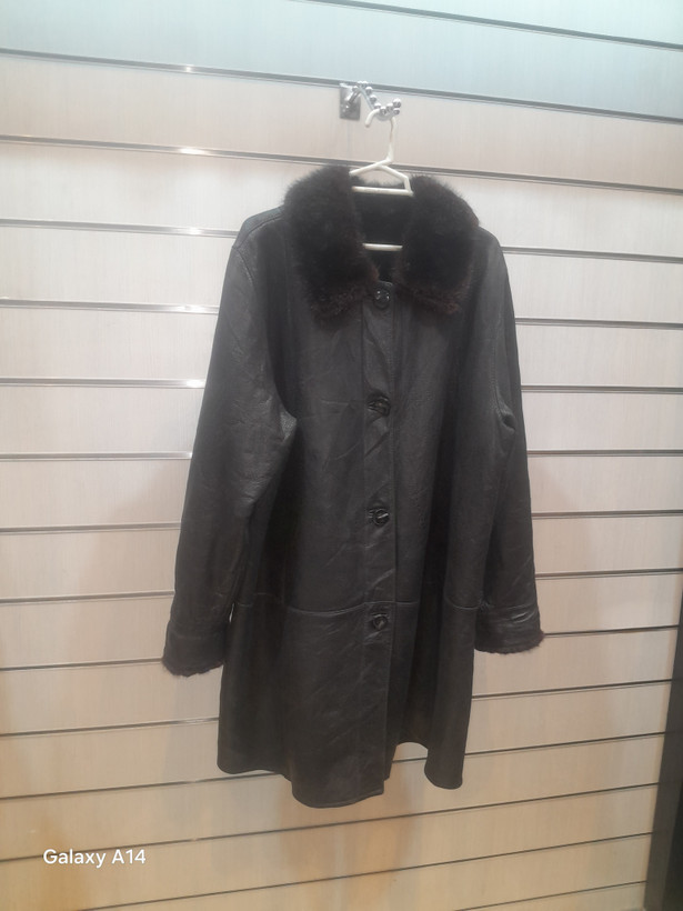 پالتو یونیسکس پوست بوفالو یقه پوست سمور اصلی برند leather SAJADگرماودوام بسیار بالایی دارد