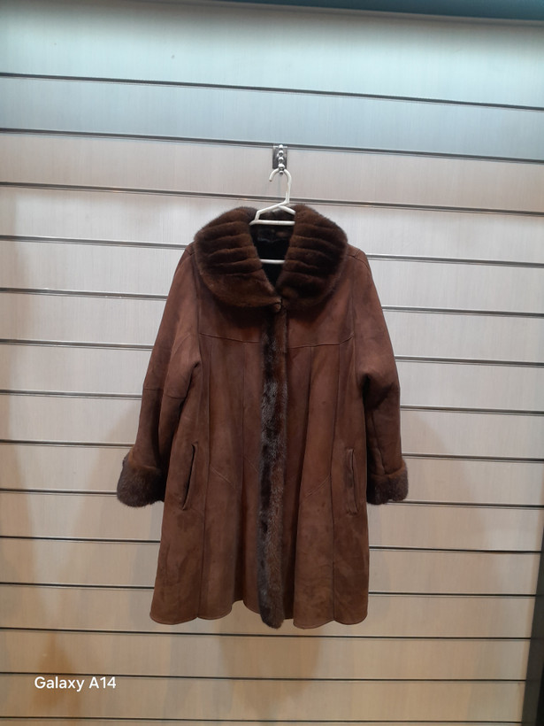 پالتو پوست زنانه بوفالو یقه پوست مینگ اصلی برند leather SAJAD بادام بسیار بالا