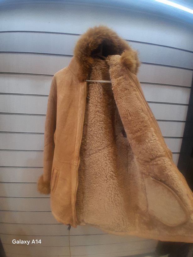 پالتو زنانه پوست بوفالو یقه پوست روباه اصلی برند leather SAJAD بادام بسیار بالا