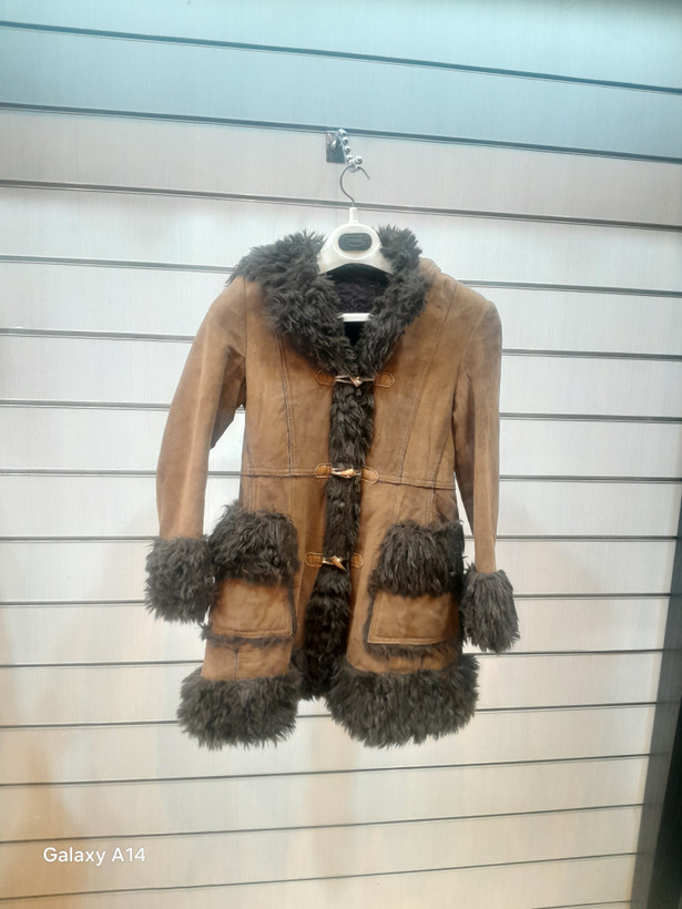 اورکت زنانه پوست بوفالو یه پوست گوسفند اصلی برند leather SAJAD بادام بسیار بالا