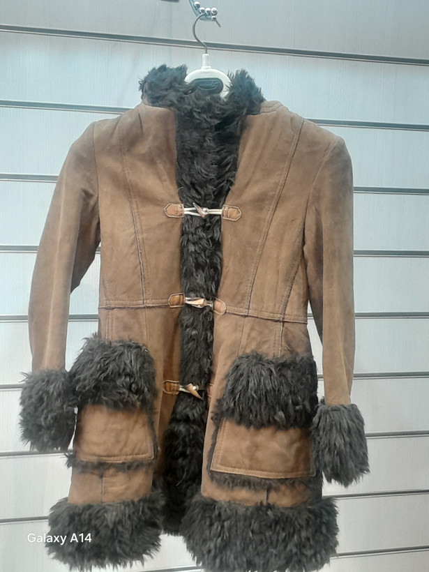 اورکت زنانه پوست بوفالو یه پوست گوسفند اصلی برند leather SAJAD بادام بسیار بالا