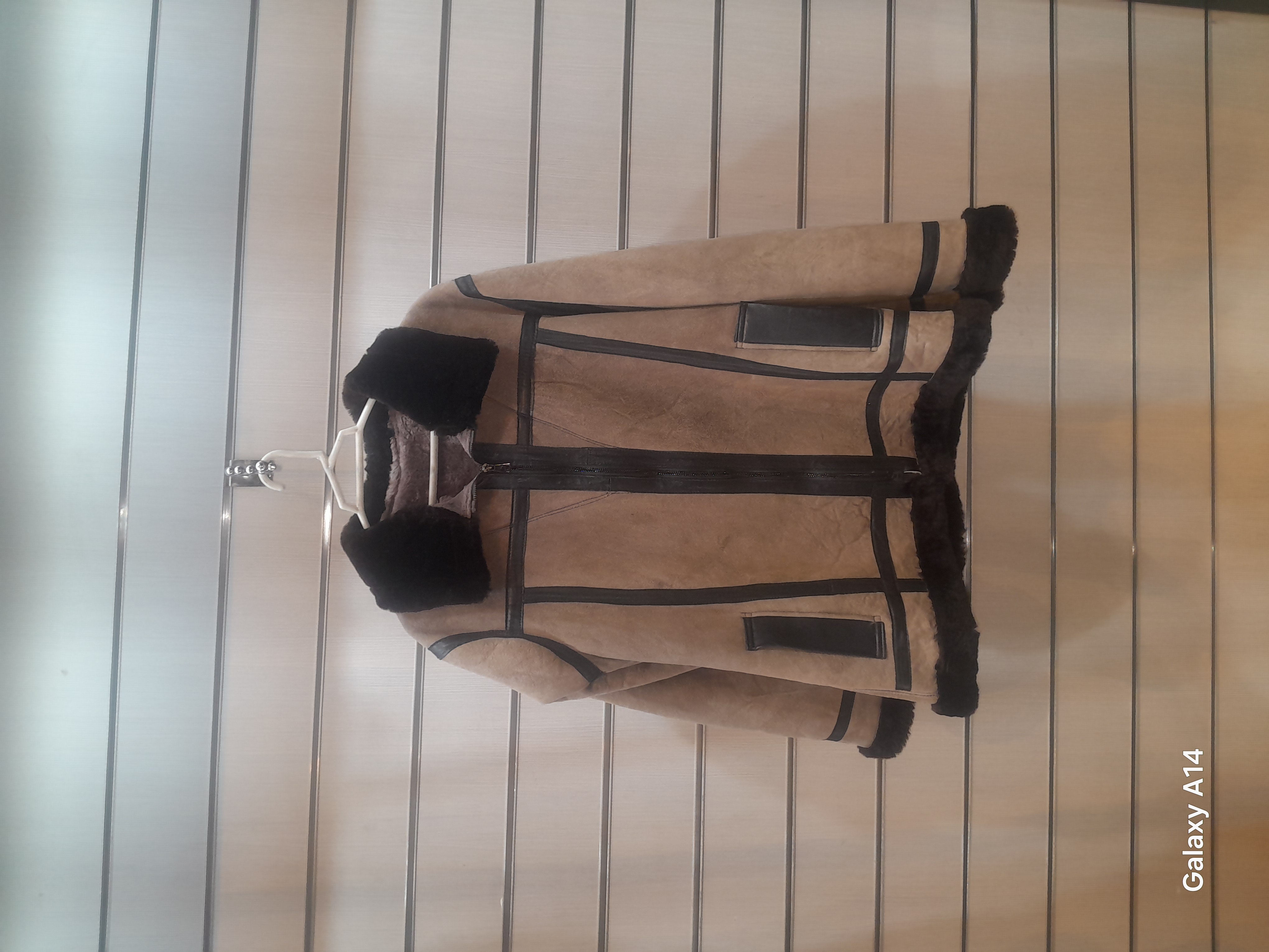 کاپشن مردانه پوست بوفالو  یقه پوست گوسفندمیرینوس طبیعی برند leather SAJAD  با گرماودوام بسیار بالا