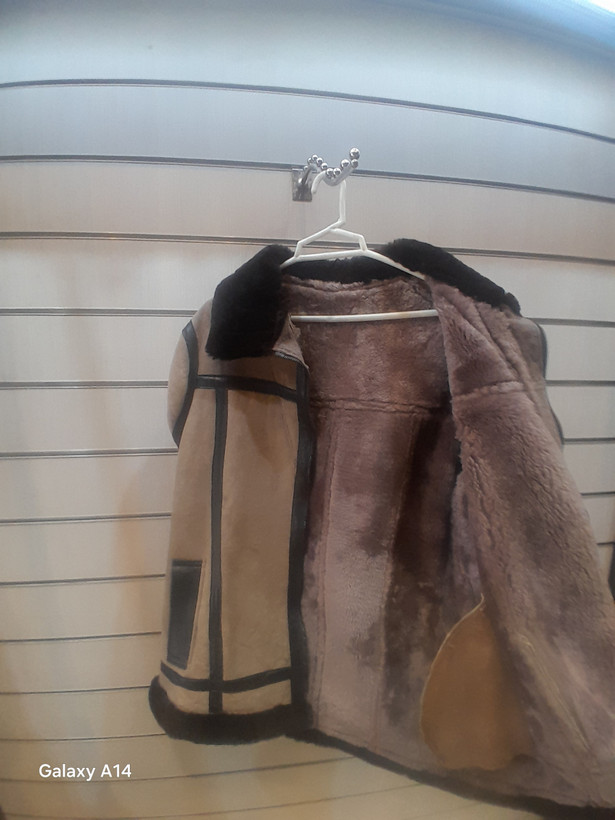 کاپشن مردانه پوست بوفالو یقه پوست گوسفندمیرینوس طبیعی برند leather SAJAD با گرماودوام بسیار بالا
