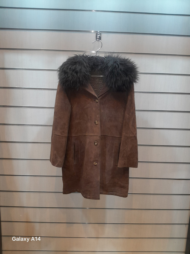 پالتو زنانه پوست بوفالو یقه پوست گوسفند اصلی برند leather SAJAD بادوام وگرمابسیار بالا