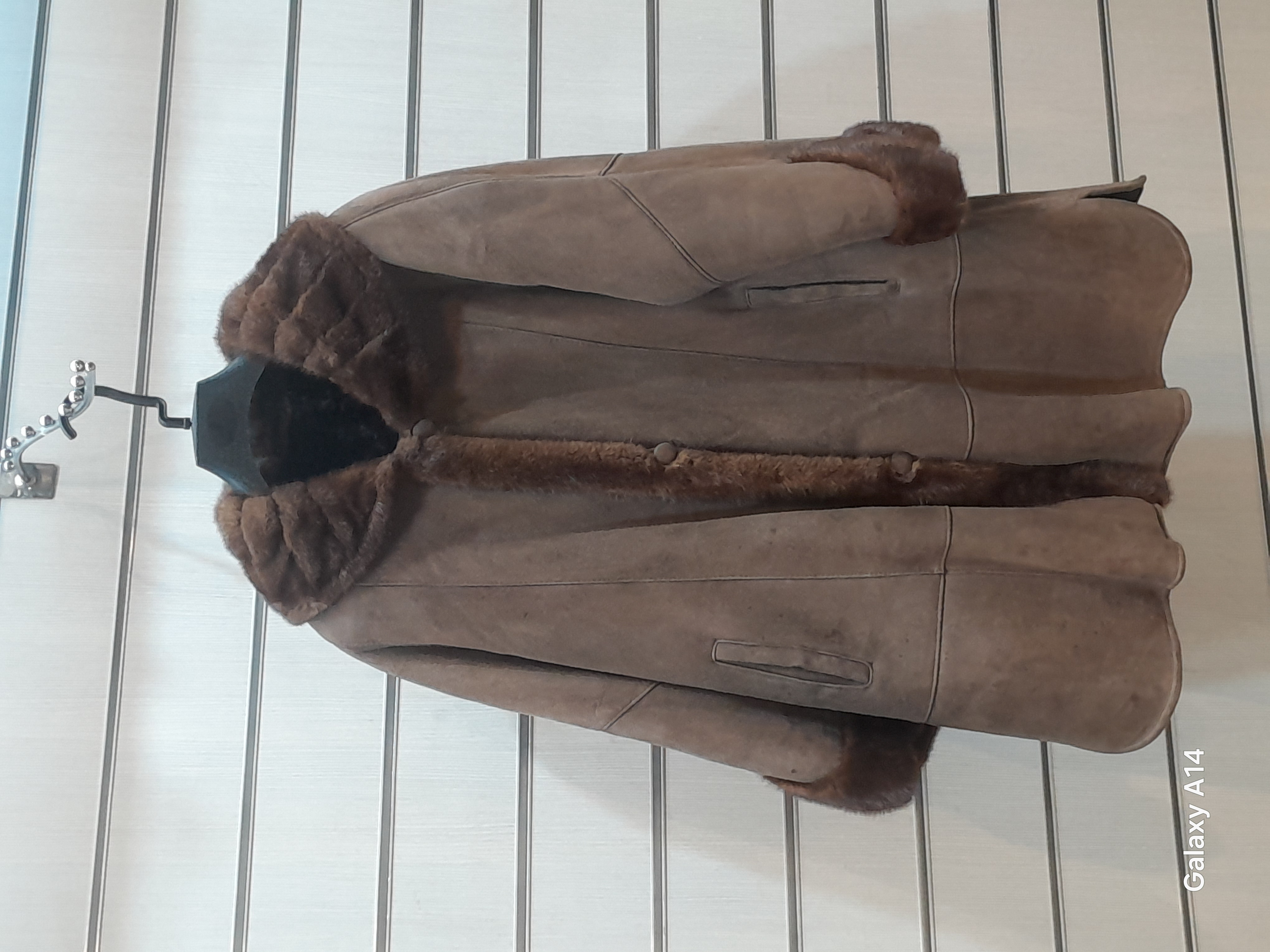 پالتو زنانه پوست بوفالو یقه مینگ اصلی برند leather SAJADدوام وگرما بسیار بالایی دارد