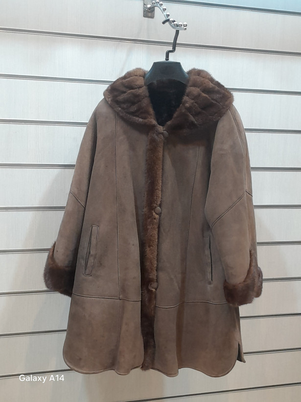 پالتو زنانه پوست بوفالو یقه مینگ اصلی برند leather SAJADدوام وگرما بسیار بالایی دارد
