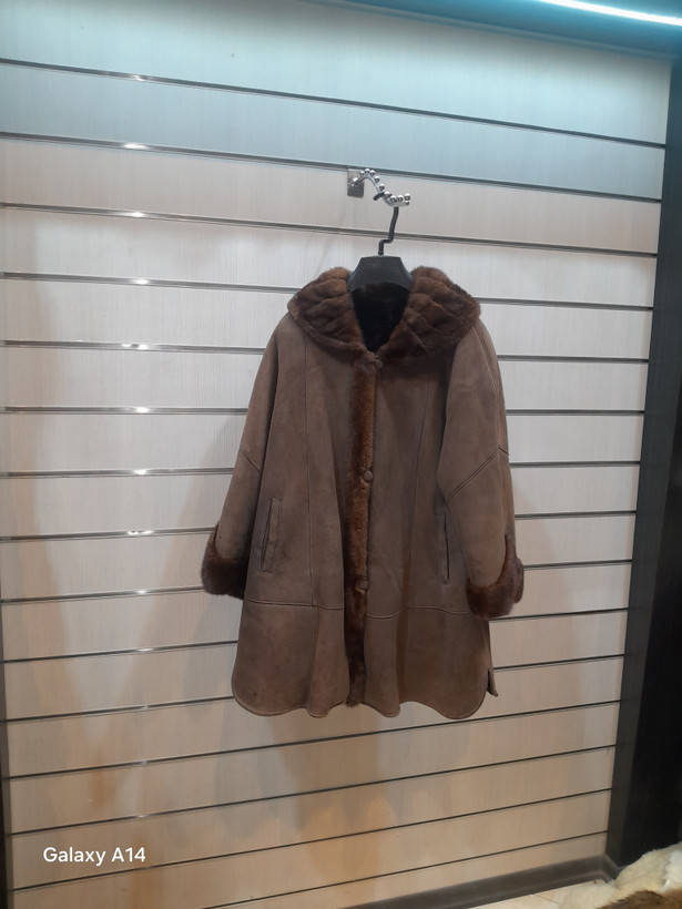 پالتو زنانه پوست بوفالو یقه مینگ اصلی برند leather SAJADدوام وگرما بسیار بالایی دارد