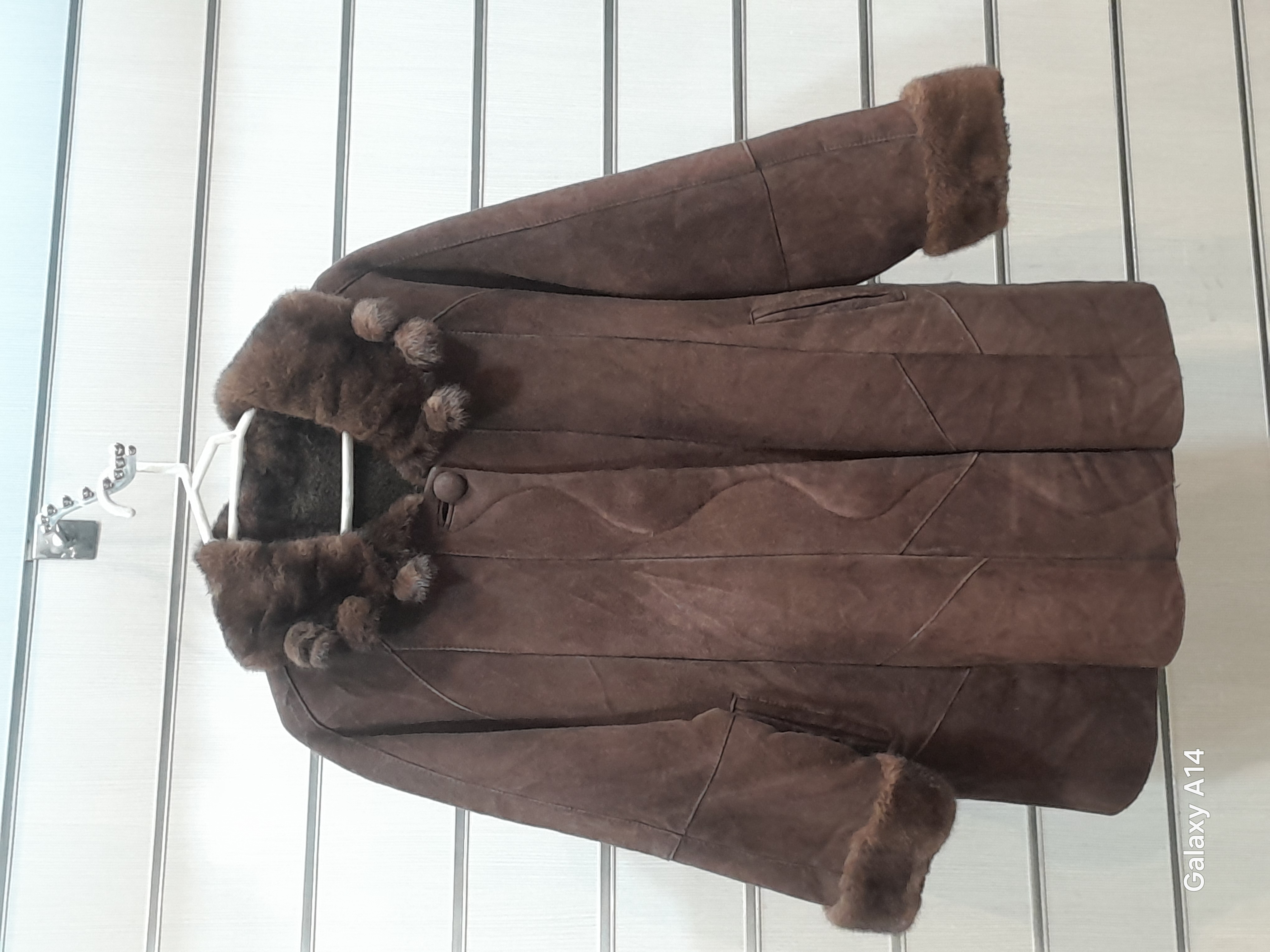 پالتو زنانه پوست بوفالو یقه مینگ اصلی برند leather SAJADدوام وگرما بسیار بالایی دارد