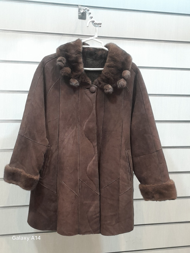 پالتو زنانه پوست بوفالو یقه مینگ اصلی برند leather SAJADدوام وگرما بسیار بالایی دارد