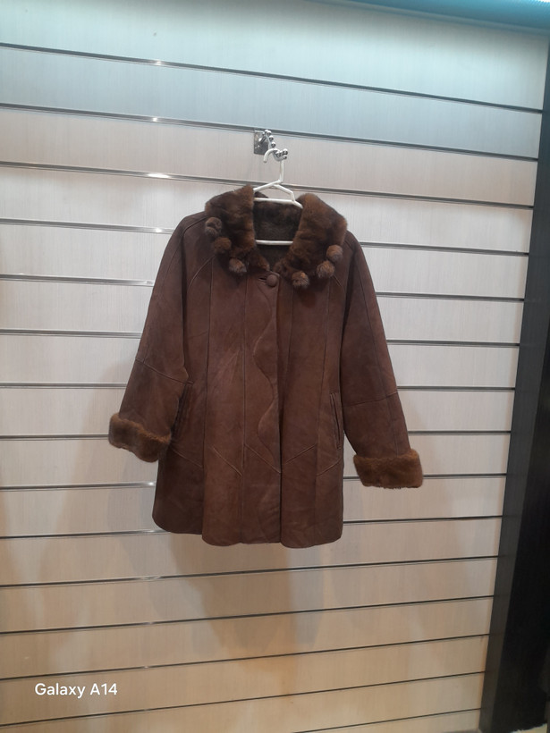 پالتو زنانه پوست بوفالو یقه مینگ اصلی برند leather SAJADدوام وگرما بسیار بالایی دارد