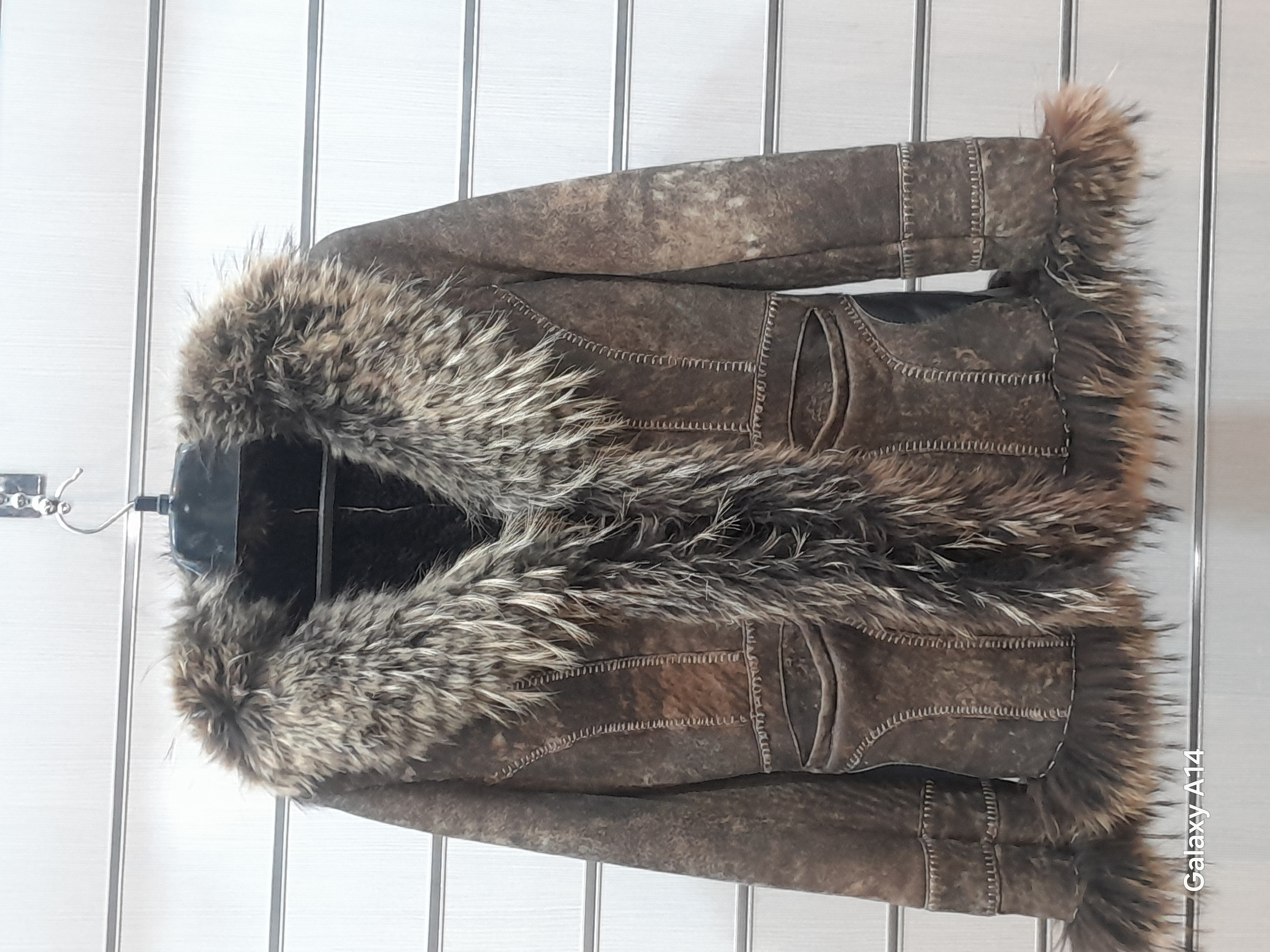 کت زنانه پوست بوفالو یقه پوست روباه طبیعی برند leather SAJAD بادوام وگرمابسیار بالا