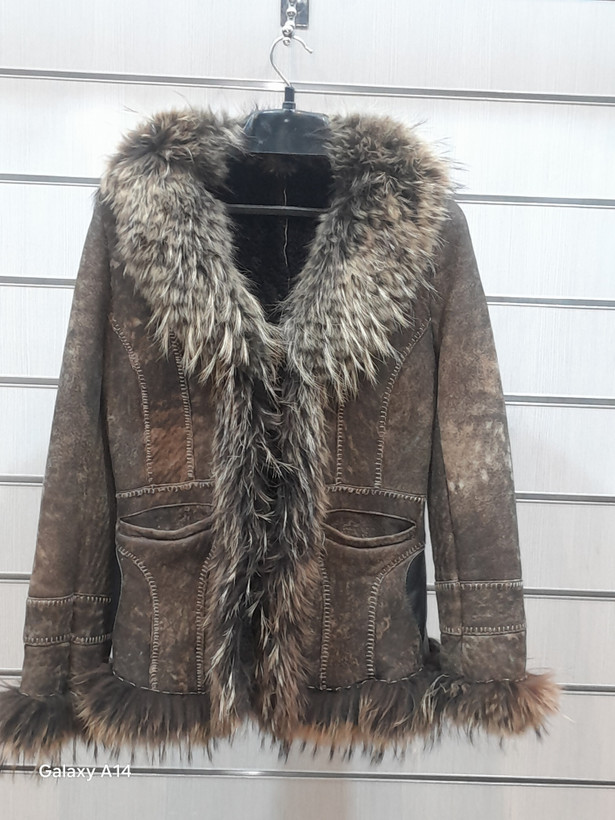 کت زنانه پوست بوفالو یقه پوست روباه طبیعی برند leather SAJAD بادوام وگرمابسیار بالا
