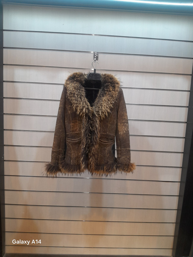 کت زنانه پوست بوفالو یقه پوست روباه طبیعی برند leather SAJAD بادوام وگرمابسیار بالا