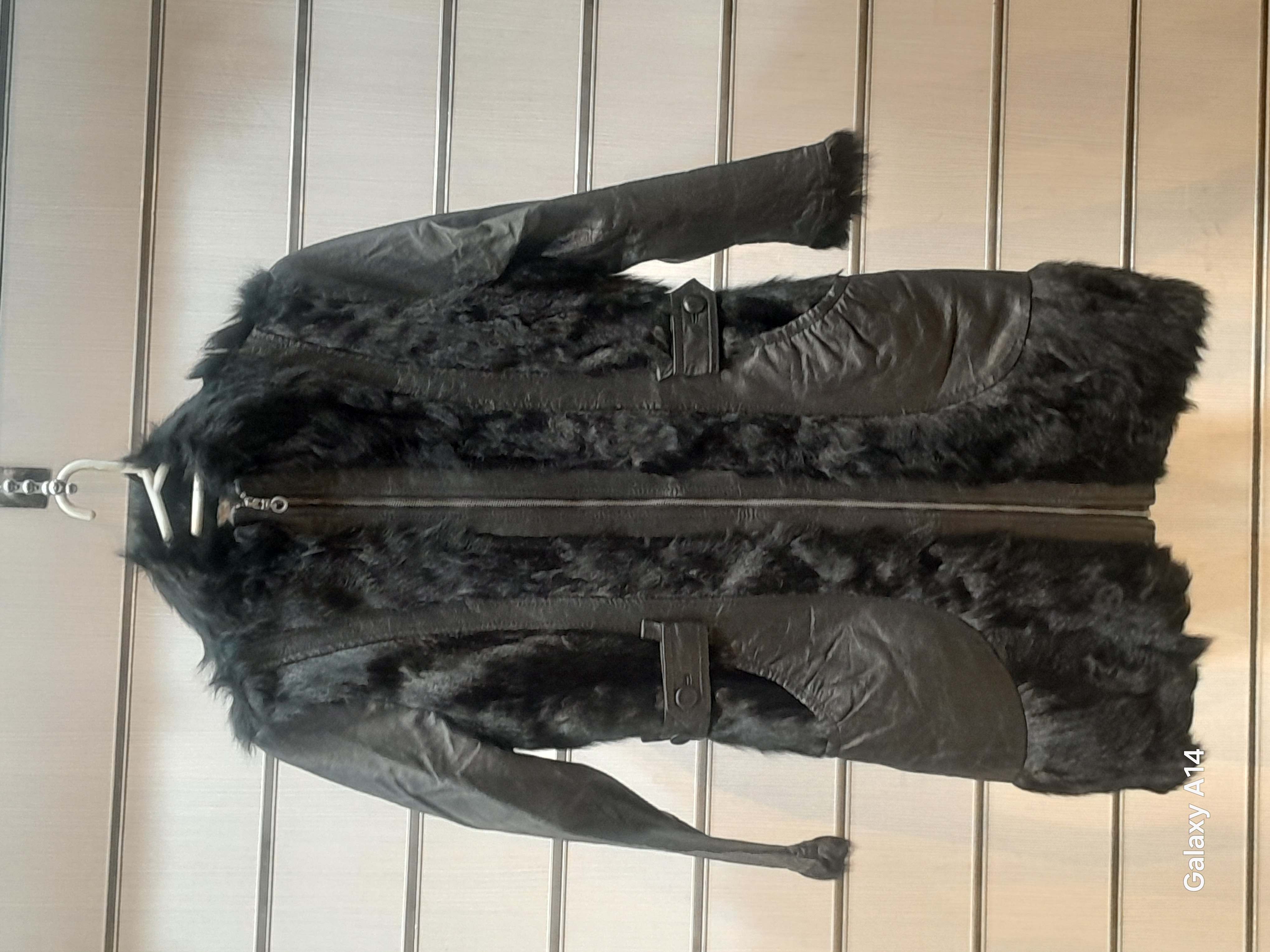 پالتو زنانه چرم طبیعی وپوست سمور طبیعی برند leather SAJAD بادوام وگرمابسیار بالا