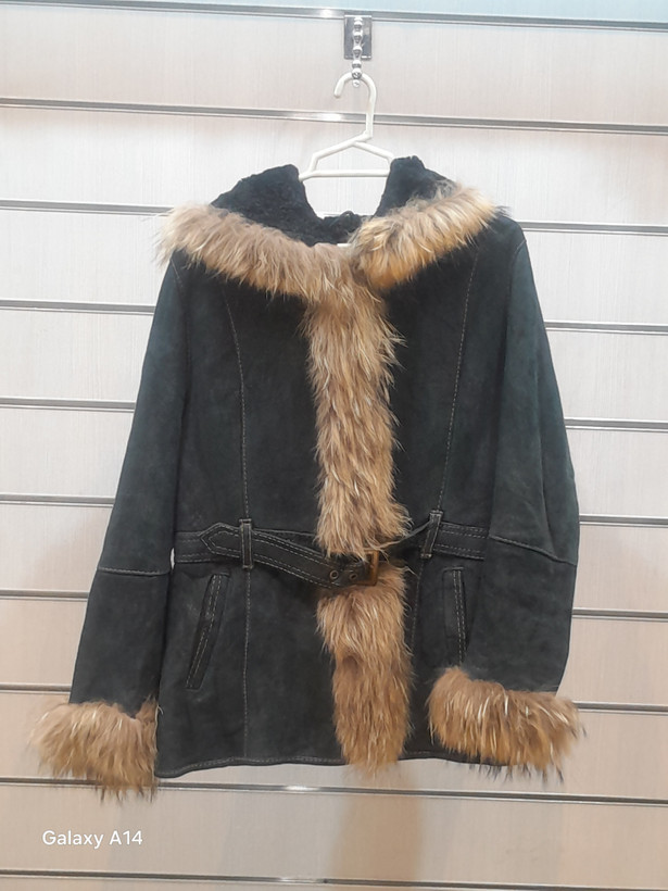 پالتو زنانه پوست بوفالو یقه پوست گرگ طبیعی برند leather SAJADبادوام بسیار بالا