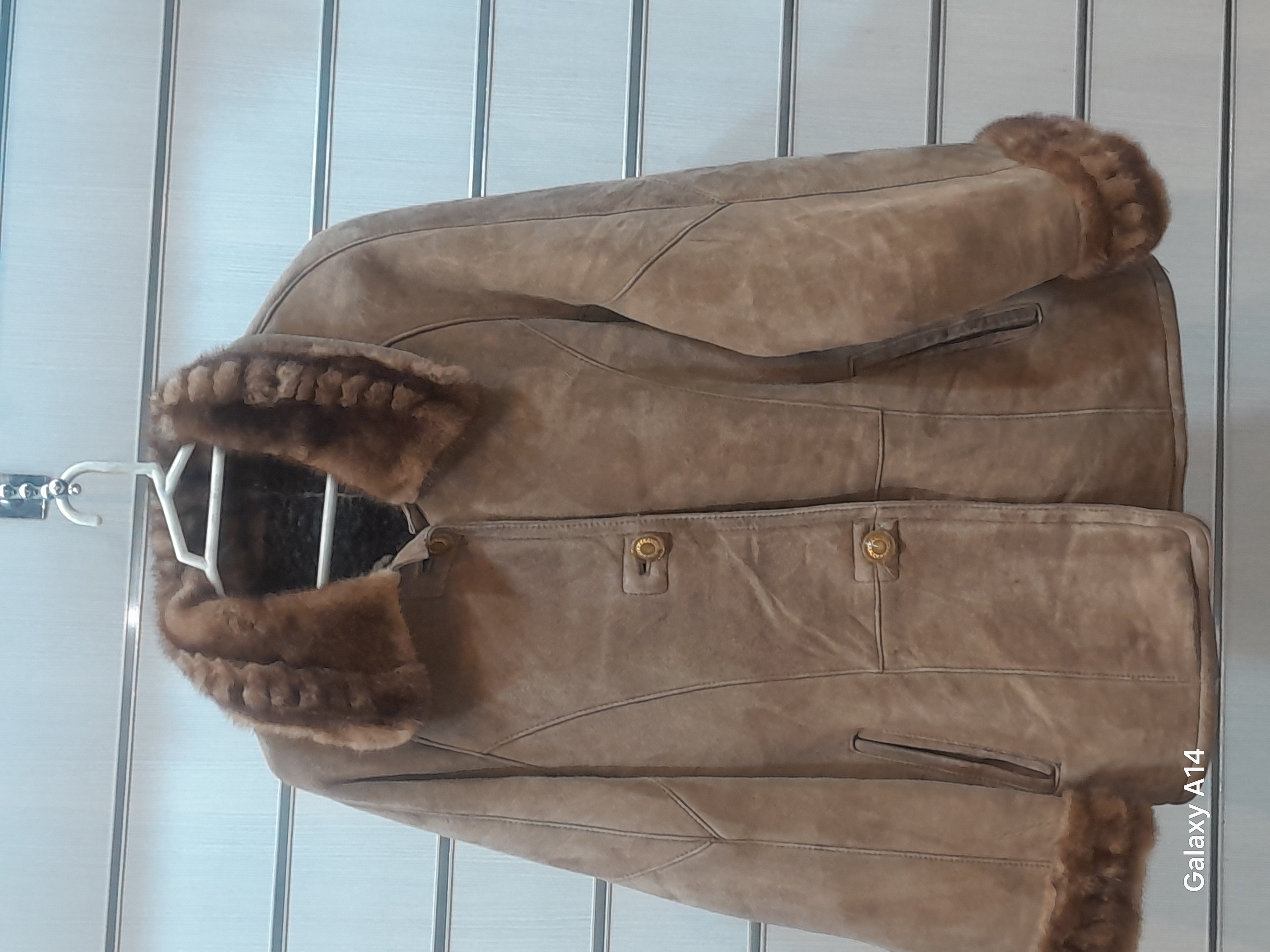 پالتو یونیسکس پوست بوفالو یقه پوست مینگ طبیعی برند leather SAJADگرماودوام بسیار بالایی دارد