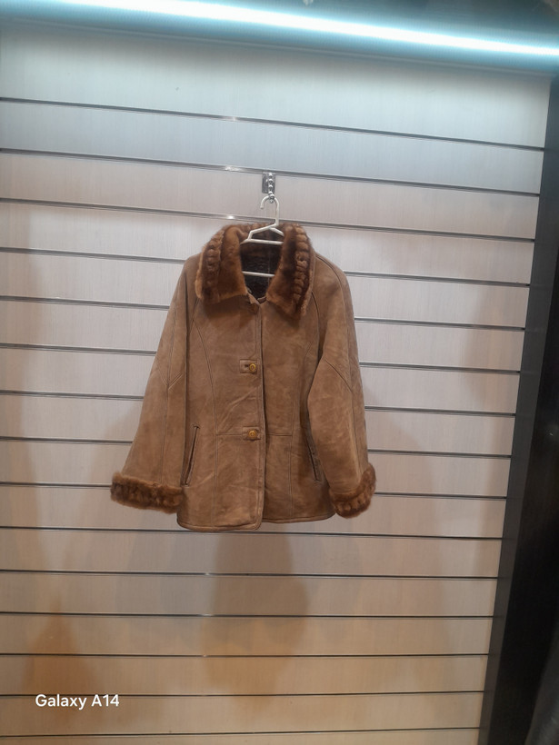 پالتو یونیسکس پوست بوفالو یقه پوست مینگ طبیعی برند leather SAJADگرماودوام بسیار بالایی دارد