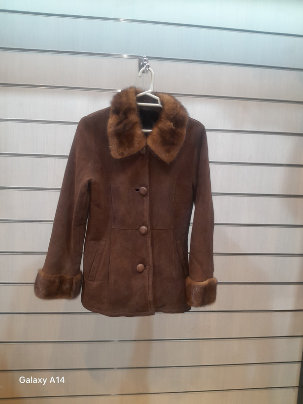 اورکت یونیسکس پوست بوفالو یقه پوست مینگ طبیعی برند leather SAJAD بادام وگرمای بسیار بالا