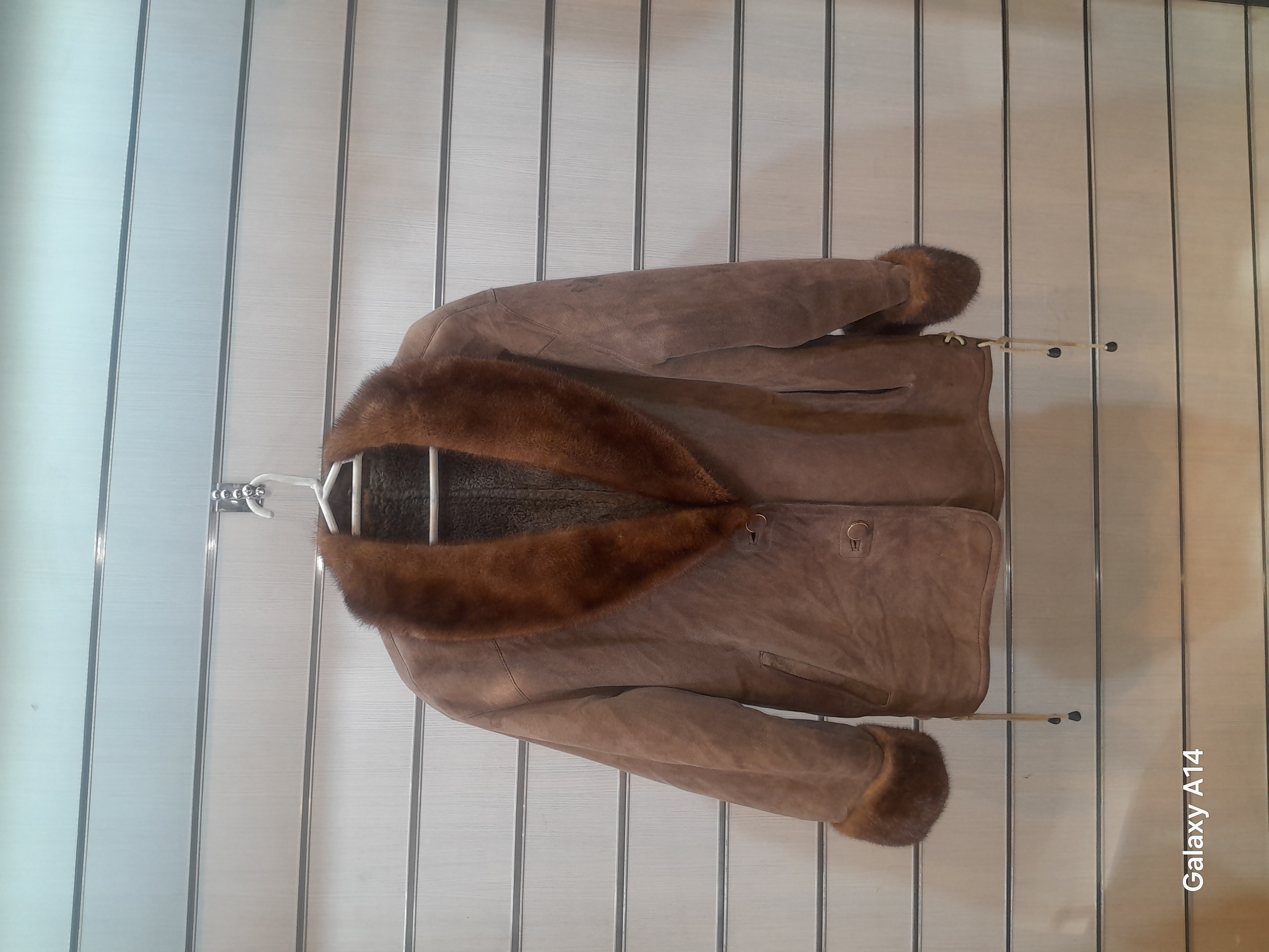 کت یونیسکس پوست بوفالو یقه پوست روباه طبیعی برند  leather SAJAD  بادوام وگرمابسیار بالا