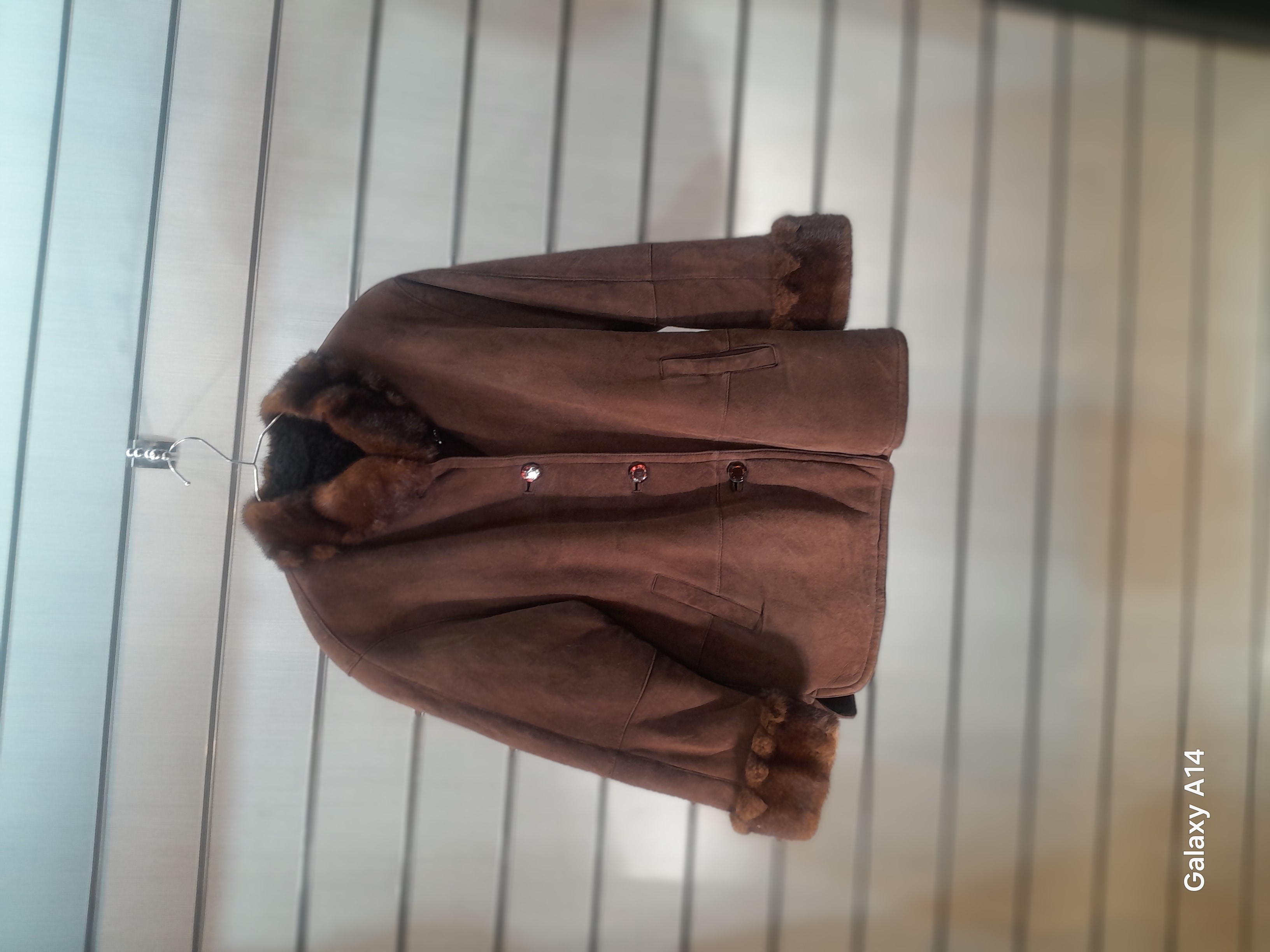 پالتو زنانه پوست بوفالو یقه پوست مینگ طبیعی برند leather SAJADدوام وگرما بسیار بالایی دارد