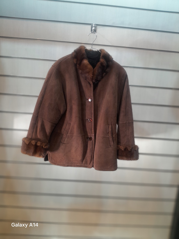 پالتو زنانه پوست بوفالو یقه پوست مینگ طبیعی برند leather SAJADدوام وگرما بسیار بالایی دارد