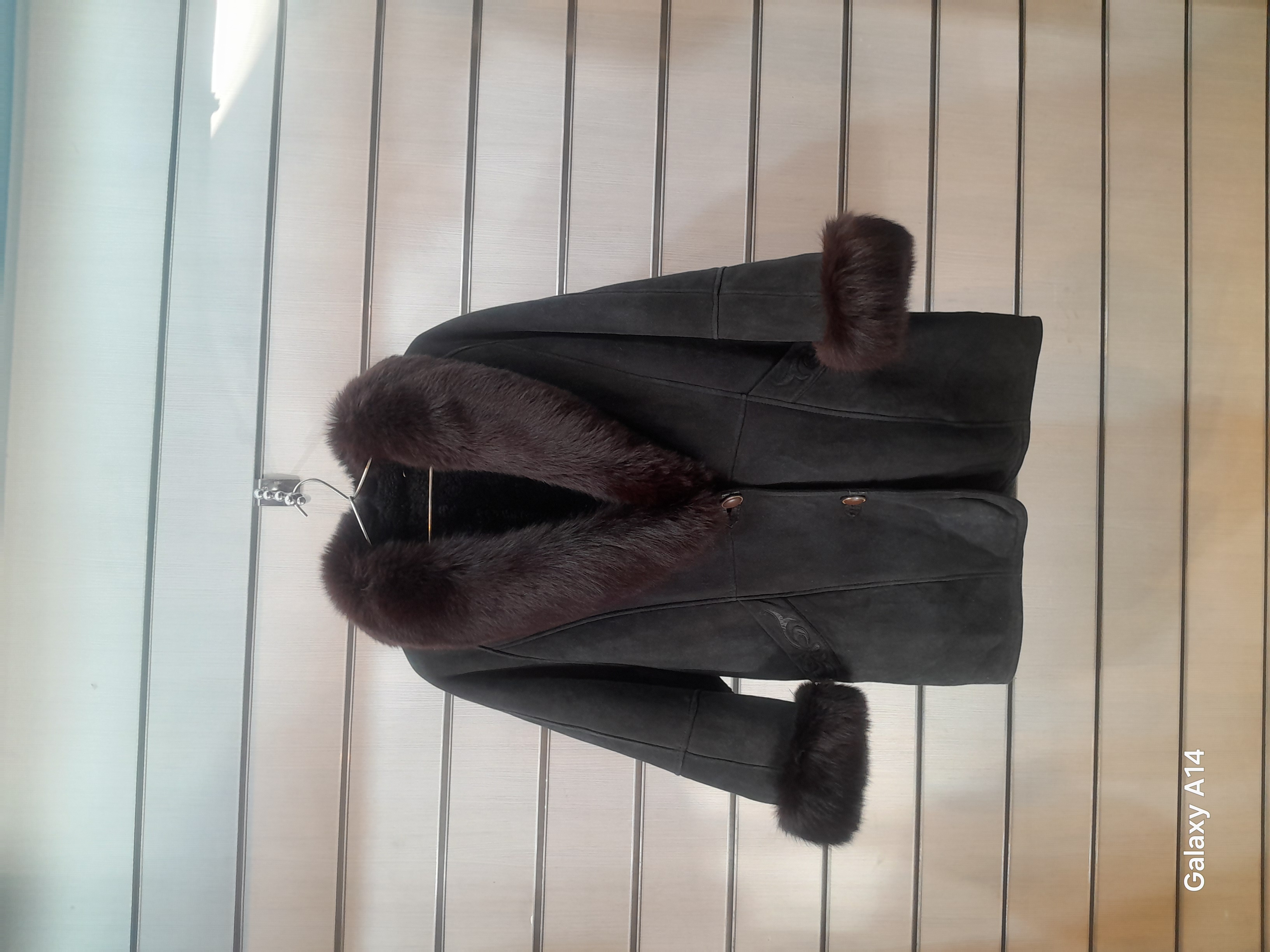 اورکت یونیسکس پوست بوفالو یقه پوست روباه طبیعی برند leather SAJAD بادام وگرمای بسیار بالا