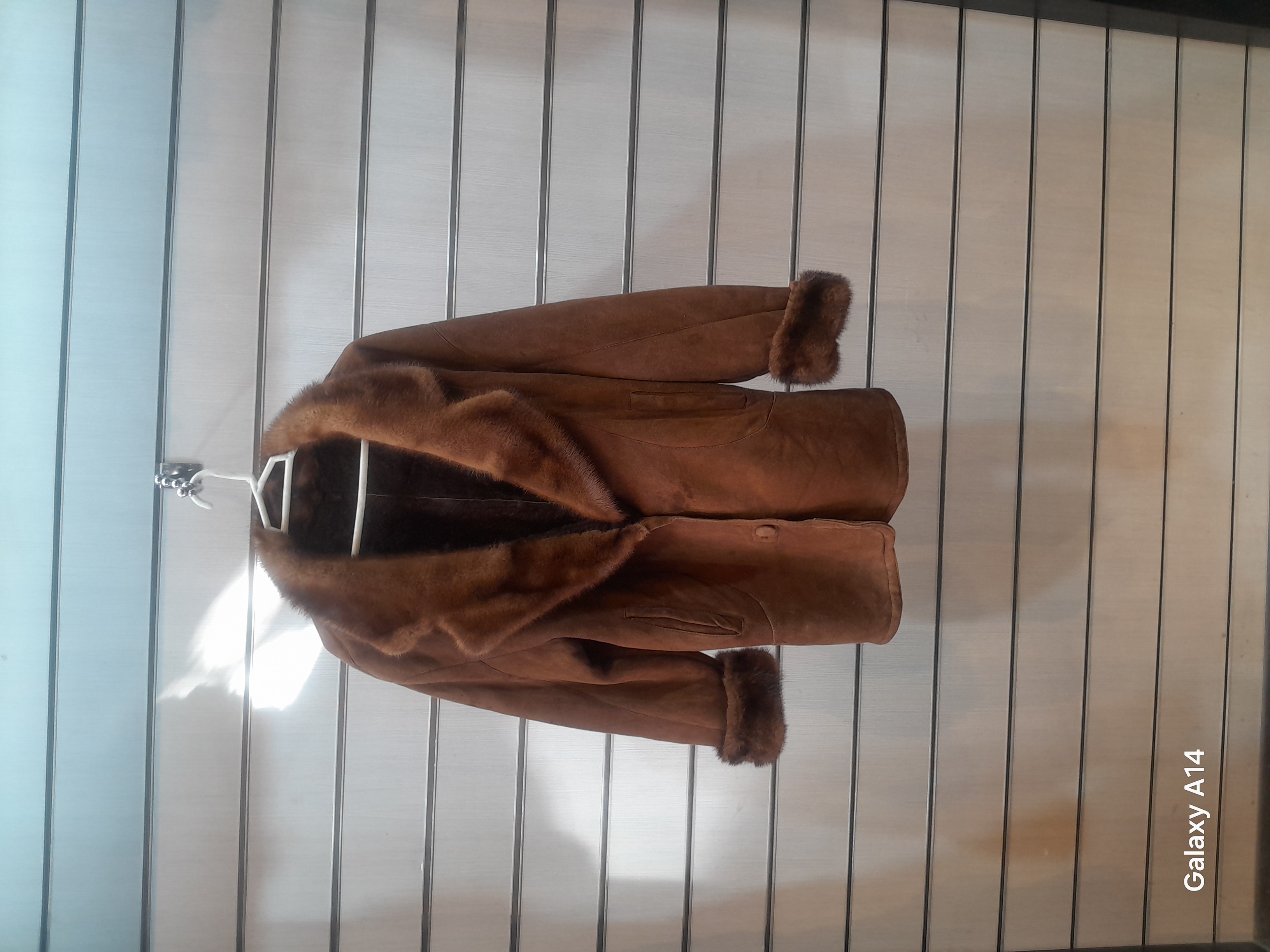 اورکت یونیسکس پوست بوفالو یقه پوست مینگ برند leather SAJAD بادام وگرمای بسیار بالا
