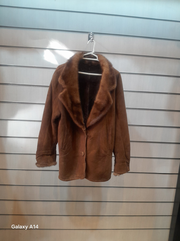 اورکت یونیسکس پوست بوفالو یقه پوست مینگ برند leather SAJAD بادام وگرمای بسیار بالا