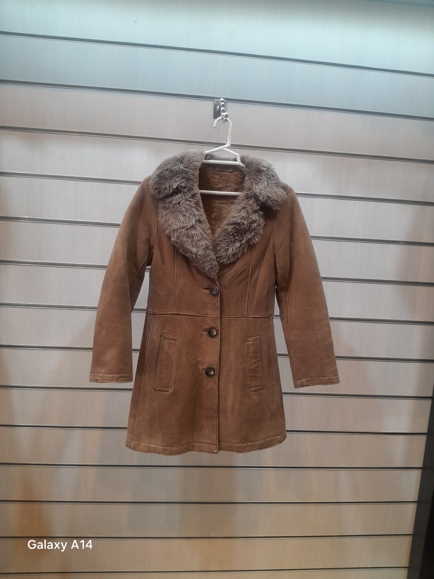 پالتو زنانه پوست بوفالو یقه پوست گوسفندمیرینوس طبیعی برند leather SAJADبادوام بسیار بالا