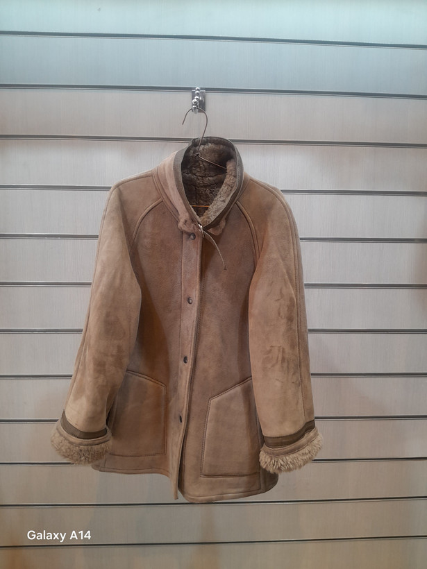 اورکت یونیسکس پوست بوفالو یقه پوست گوسفندمیرینوس طبیعی برند leather SAJAD بادام وگرمای بسیار بالا