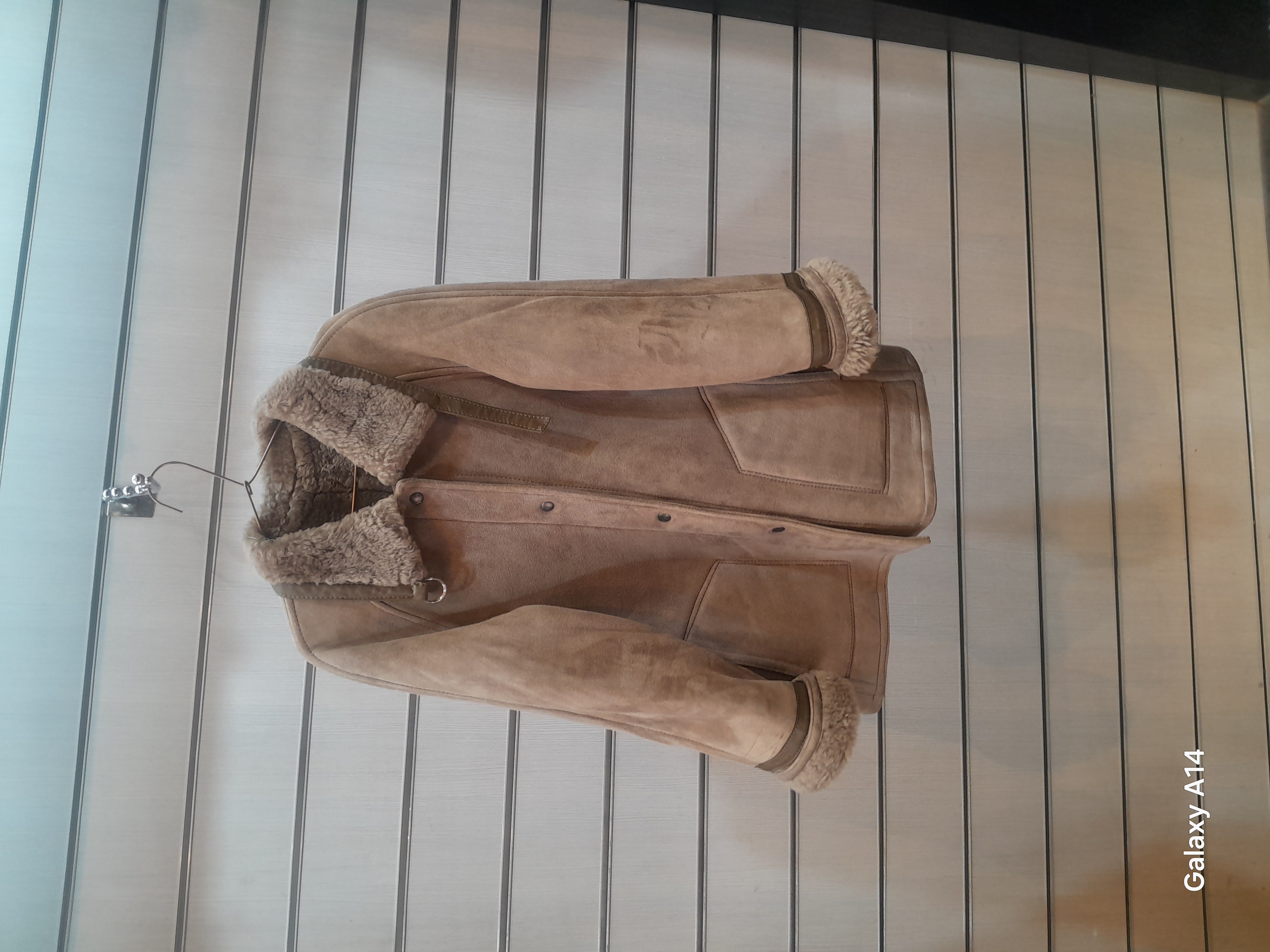 اورکت یونیسکس پوست بوفالو یقه پوست گوسفندمیرینوس طبیعی برند leather SAJAD بادام وگرمای بسیار بالا
