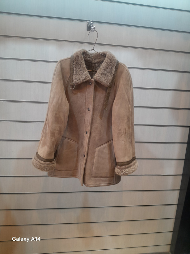 اورکت یونیسکس پوست بوفالو یقه پوست گوسفندمیرینوس طبیعی برند leather SAJAD بادام وگرمای بسیار بالا