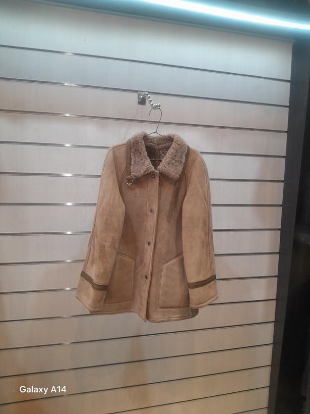 اورکت یونیسکس پوست بوفالو یقه پوست گوسفندمیرینوس طبیعی برند leather SAJAD بادام وگرمای بسیار بالا