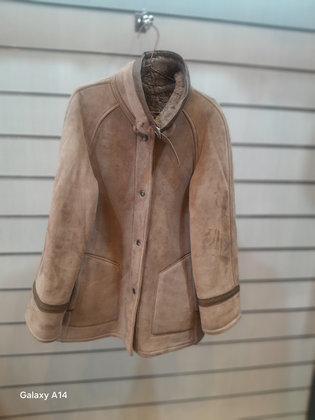 اورکت یونیسکس پوست بوفالو یقه پوست گوسفندمیرینوس طبیعی برند leather SAJAD بادام وگرمای بسیار بالا