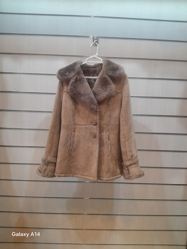 اورکت یونیسکس پوست بوفالو اصلی یقه پوست گوسفندمیرینوس طبیعی برند leather SAJAD بادام وگرمای بسیار بالا