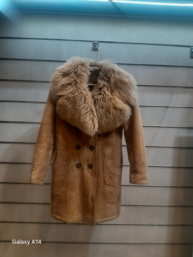 پالتو زنانه پوست بوفالو اصلی یقه پوست گوسفندمیرینوس طبیعی برند leather SAJADبادوام بسیار بالا