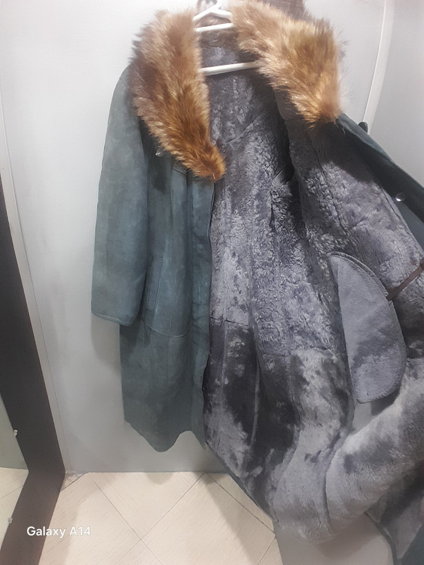 پالتو زنانه پوست بوفالو اصلی یقه پوست گرگ طبیعی برند leather SAJADبادوام بسیار بالا
