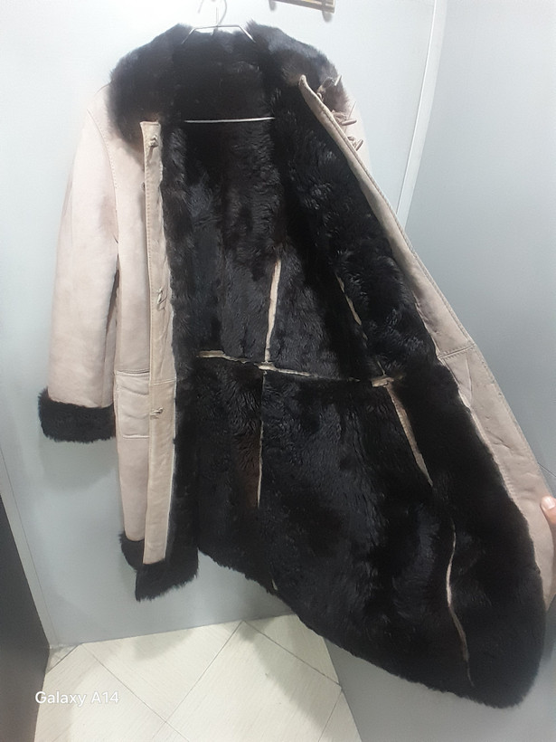 پالتو زنانه پوست بوفالو اصلی یقه پوست سمور طبیعی برند leather SAJADبادوام بسیار بالا