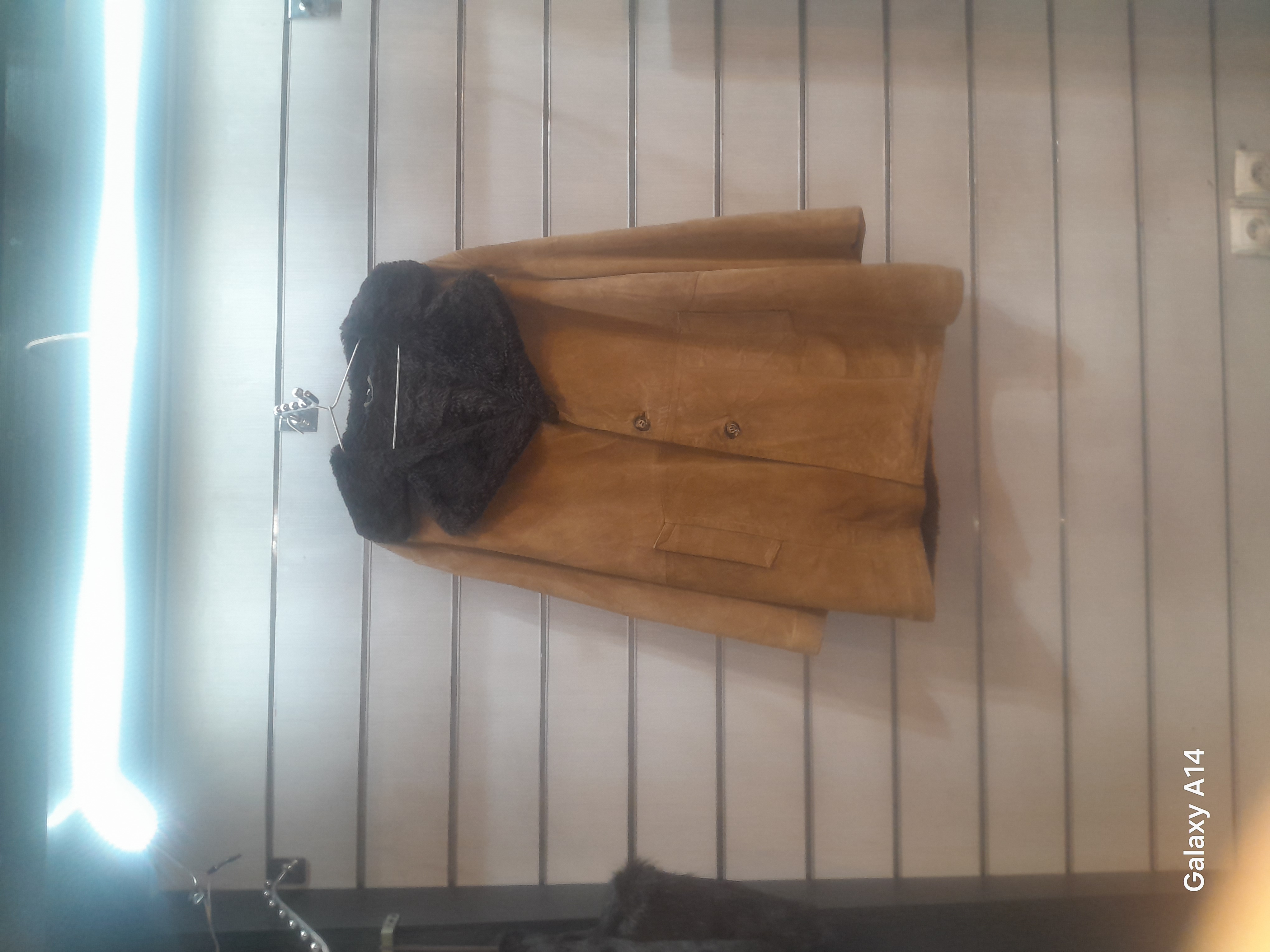 اورکت مردانه چرم جیر گوسفندی یقه پوست گوسفندمیرینوس طبیعی برند leather SAJAD بادام بسیار بالا
