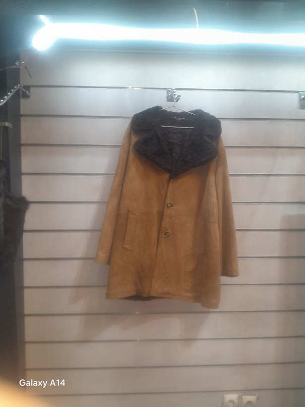 اورکت مردانه چرم جیر گوسفندی یقه پوست گوسفندمیرینوس طبیعی برند leather SAJAD بادام بسیار بالا