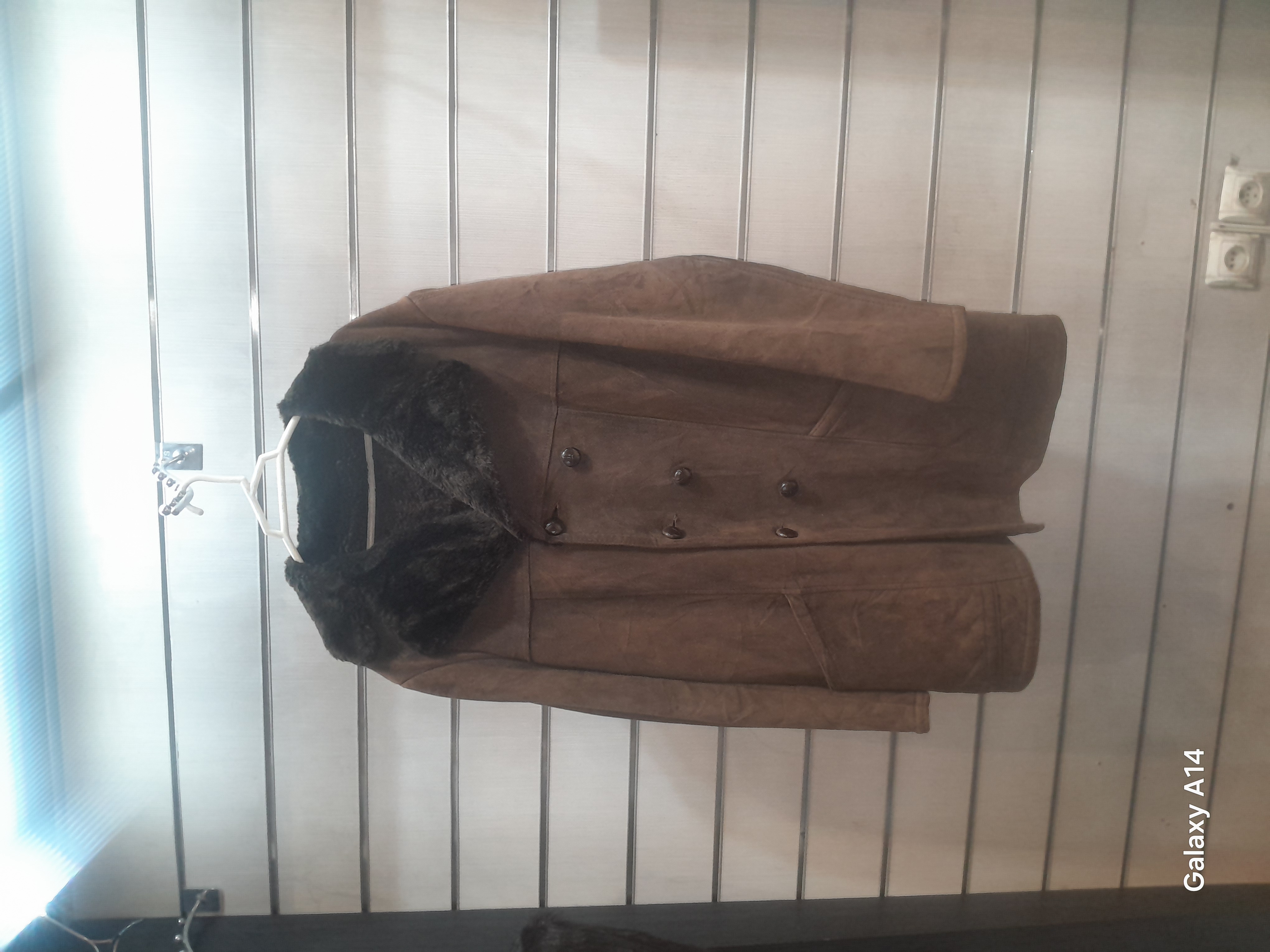 اورکت مردانه چرم جیر گوسفندی اصلی یقه پوست گوسفندمیرینوس طبیعی برند leather SAJAD بادام وگرما بسیار بالا