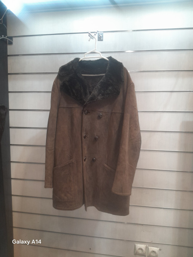 اورکت مردانه چرم جیر گوسفندی اصلی یقه پوست گوسفندمیرینوس طبیعی برند leather SAJAD بادام وگرما بسیار بالا