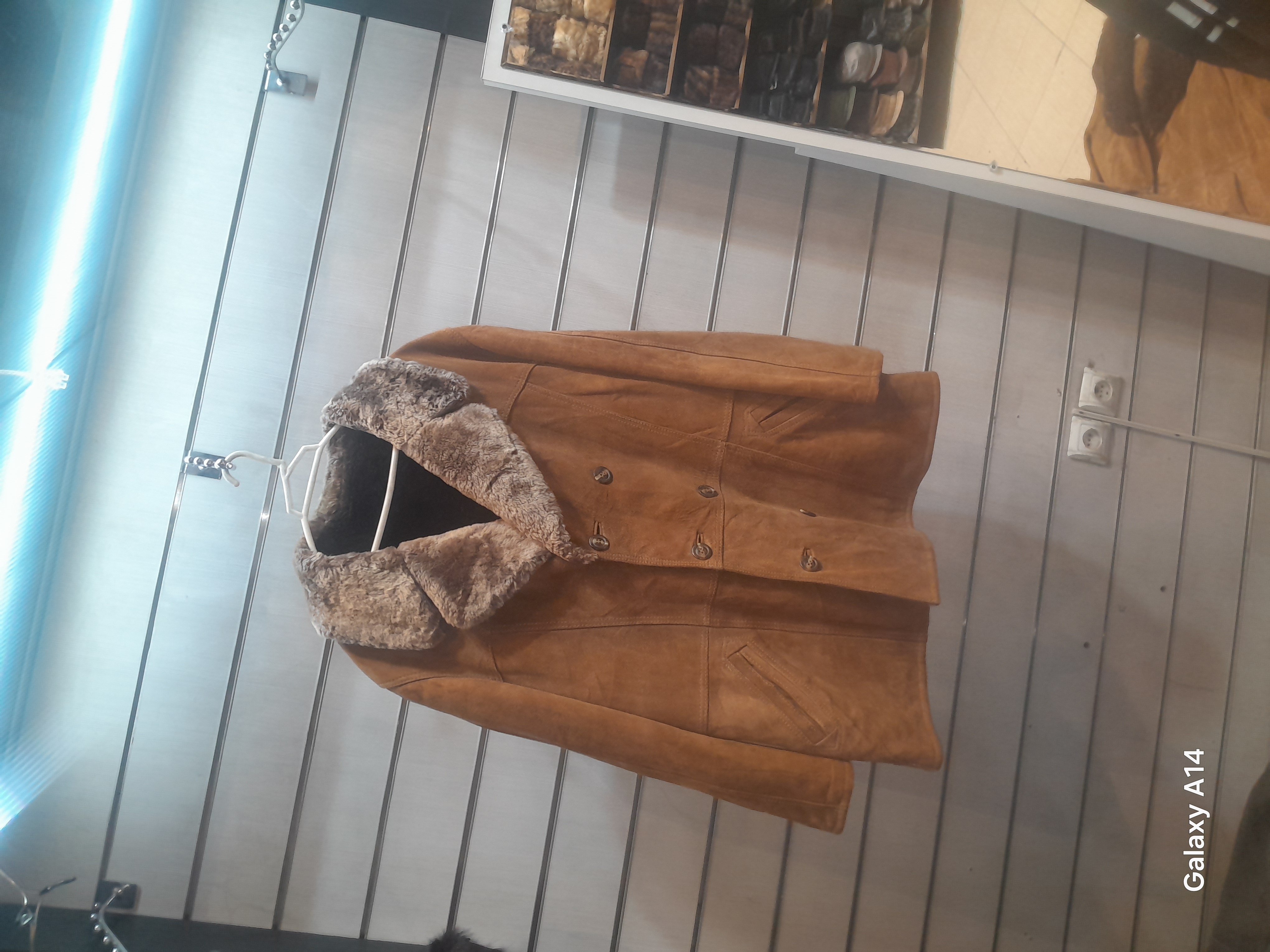 اورکت مردانه چرم جیر گوسفندی یقه گوسفندمیرینوس طبیعی برند leather SAJAD بادام بسیار بالا