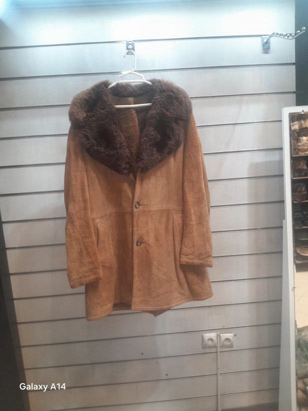 اورکت مردانه چرم جیر گوسفندی اصلی یقه پوست گوسفندمیرینوس طبیعی برند leather SAJAD بادام بسیار بالا